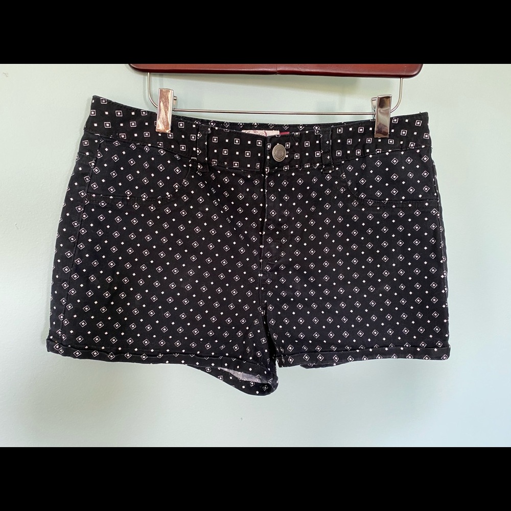 Juniors black print shorts